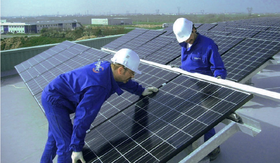 Employés de vinci energies en photovoltaïque